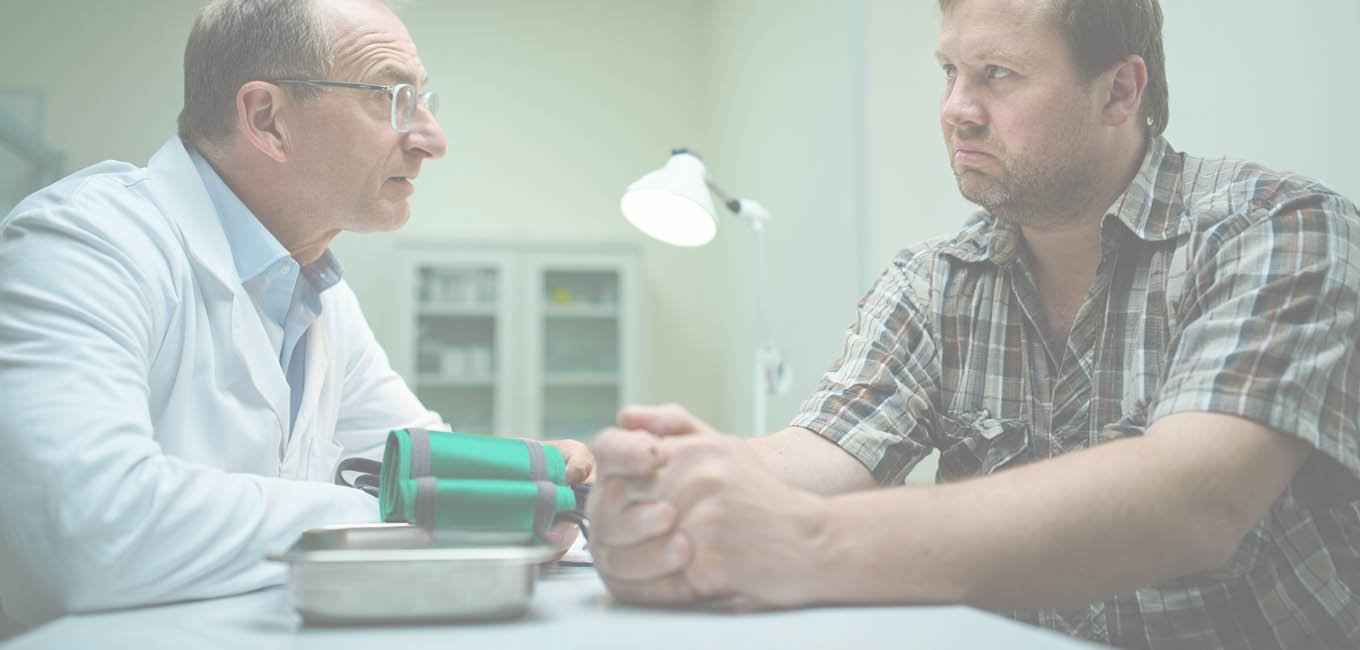 Мужчина на приеме у врача в кабинете